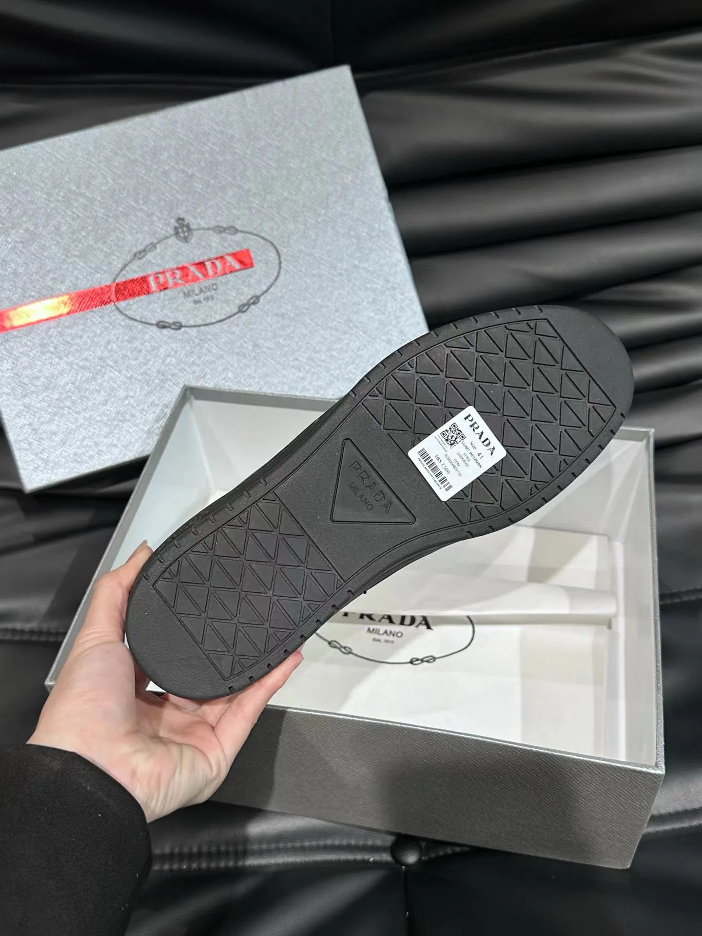 Factory price: 380💰Prada new men's leather sports shoes, the highest version on the market, any comparison is welcome🆚! The original leather has excellent texture and is super high-end! Fetal sheep net lining imported from Italy, removable pad! Luxurious materials and fine workmanship, highly recommended! Code number: 38-44, customized 45